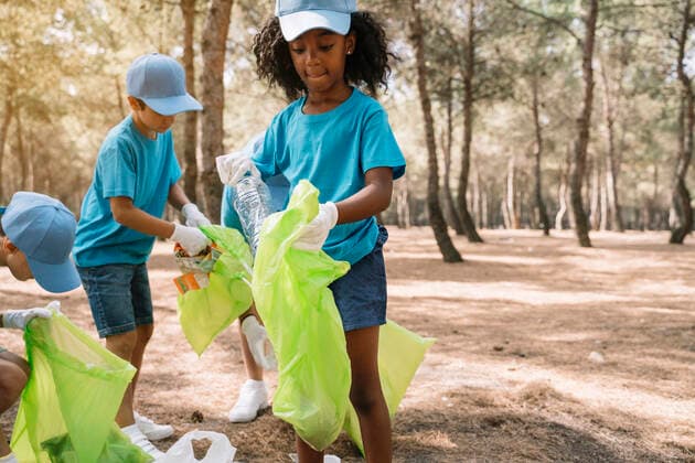 Group of volunteering children collecting garbage in a park model released Symbolfoto  JCMF00108