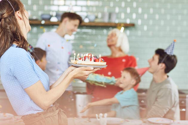 Geburtstag - Symbolbilder Mother and sons celebrating grandmother s bithday in their kitchen model released Symbolfoto property released  MCF00206
