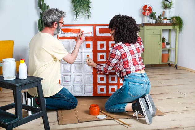 IMAGO Nature: Unsere Erde, Umweltverträgliche Herausforderungen, Recycling Couple painting furniture with brush at home model released Symbolfoto property released  RTBF01355