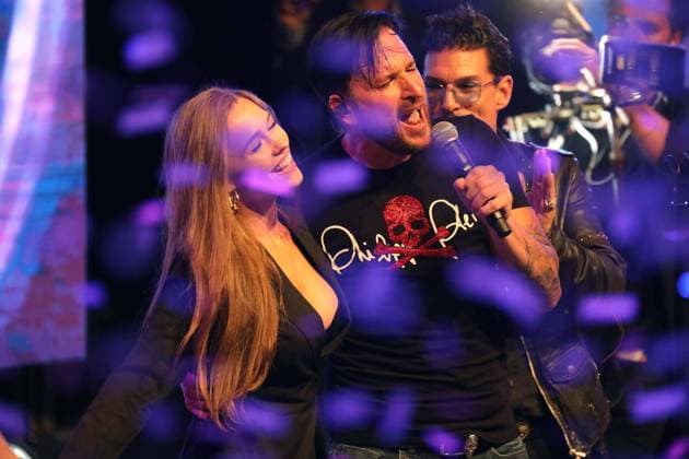 Michael Wendler - Live in Concert XXL - am 28.09.2019 in der Turbinenhalle in Oberhausen Laura Sophia Müller, Michael Wendler steht am 28.09.2019 in der Turbinenhalle in Oberhausen auf der Bühne. *** Michael Wendler Live in Concert XXL on 28 09 2019 in the Turbinenhalle in Oberhausen Laura Sophia Müller, Michael Wendler on stage on 28 09 2019 in the Turbinenhalle in Oberhausen xTSx