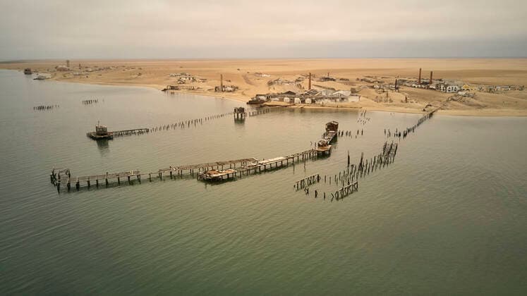 IMAGO Creative, Unsere Erde, Umweltverträgliche Herausforderungen des 21. Jahrhunderts, Überfischung Aerial view of Tigres Island, weathered boardwalks, former whaling, Angola  VEGF00527