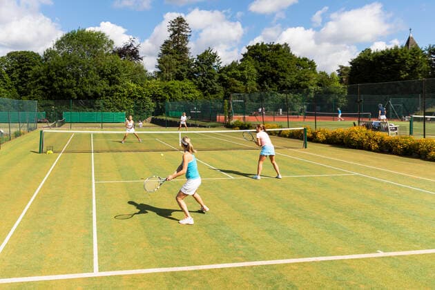 IMAGO Creative: Klub-Sport Mature women during a tennis match on grass court model released Symbolfoto property released  WPEF01737