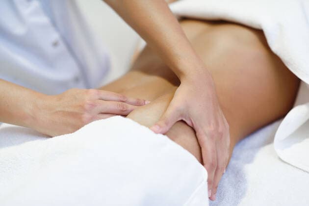 Female patient is receiving treatment by professional osteopathy therapist. Woman receiving a belly massage at spa salon,model released, Symbolfoto ING_18944_01419