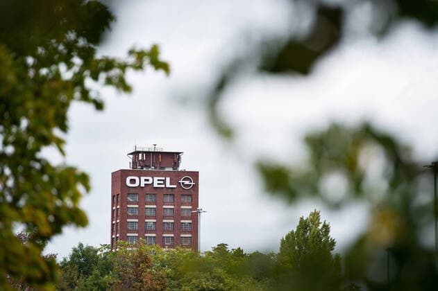 Opel Rüsselsheim 01.10.2019 Rüsselsheim x1x Kurzarbeit im Stammwerk des Autobauers Opel in Rüsselsheim. Im Bild: Das Opel-Logo auf einem Turm auf dem Werksgelände. Rüsselsheim Rüsselsheim Hessen Germany