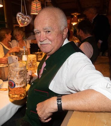 Entertainment Bilder des Tages Promis an Tag 11 der Wiesn, Der CSU Politiker Peter Gauweiler feierte am 1. Oktober 2019 in der Käfer Wiesnschänke auf dem Oktoberfest in München. München Bayern Deutschland Theresienwiese *** Celebrities on Day 11 of the Wiesn, The CSU politician Peter Gauweiler celebrated on 1 October 2019 in the Käfer Wiesnschänke at the Oktoberfest in Munich Munich Bavaria Germany Theresienwiese
