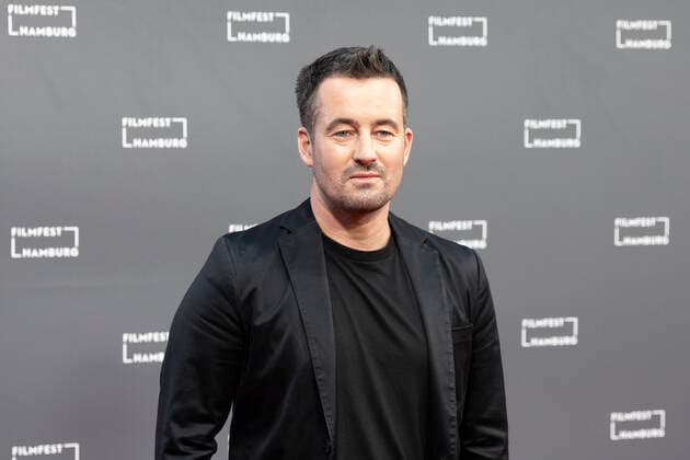 Regie, Regisseur Christian SCHWOCHOW (GER), Portrait, Portraet Porträt, Halbfigur, freundlich, Blick in die Kamera. Auf dem Roten Teppich, Red Carpet. Filmfest Hamburg, Premiere des Films: Deutschstunde, am 28.09.2019. *** Director, Director Christian SCHWOCHOW GER , Portrait, Portrait, Half-figure, friendly, View into the camera On the Red Carpet, Red Carpet Filmfest Hamburg, Premiere of the film Deutschstunde, 28 09 2019