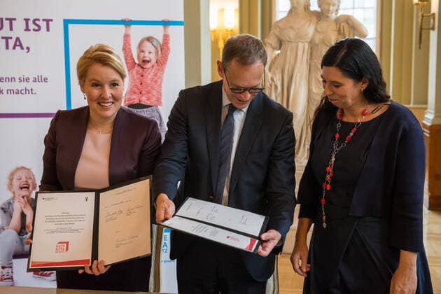 Politik Berlin Gute-Kita-Gesetz Der Regierende Buergermeister von Berlin, Michael Mueller, die Bundesministerin fuer Familie, Senioren, Frauen und Jugend, Franziska Giffey sowie die Senatorin fuer Bildung, Jugend und Familie, Sandra Scheeres, haben am Mittwoch, den 2. Oktober 2019 eine Vereinbarung zur Umsetzung des Gute-KiTa-Gesetzes unterzeichnet. Im Bild vlnr.: Familienminsterin Giffey, Buergermeister Mueller und Bildungssenatorin Scheeres. 2.10.2019, Berlin *** Politics Berlin Good Kita Law The Governing Mayor of Berlin, Michael Mueller, the Federal Minister for Family Affairs, Senior Citizens, Women and Youth, Franziska Giffey, and the Senator for Education, Youth and Family, Sandra Scheeres, signed an agreement on Wednesday, October 2, 2019 on the implementation of the Good KiTa Law. In the picture from Family Minister G