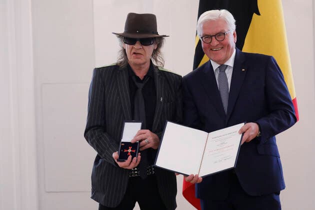 Bilder des Jahres 2019, Entertainment 10 Oktober Entertainment Themen der Woche KW40 Entertainment Bilder des Tages Udo Lindenberg, Bundespräsident Frank-Walter Steinmeier, Berlin, Schloss Bellevue, Mut zur Zukunft: Grenzen überwinden , unter diesem Motto zeichnet Bundespräsident Frank-Walter Steinmeier am Mittwoch, den 2. Oktober in Schloss Bellevue 25 Bürgerinnen und Bürger zum Tag der Deutschen Einheit mit dem Verdienstorden der Bundesrepublik Deutschland aus. *** Udo Lindenberg, Federal President Frank Walter Steinmeier, Berlin, Schloss Bellevue, Courage to overcome borders in the future , this is the motto under which Federal President Frank Walter Steinmeier will award the Order of Merit of the Federal Republic of Germany to 25 citizens in Schloss Bellevue on Wednesday, 2 October on the occasion of the Day of German Unity.