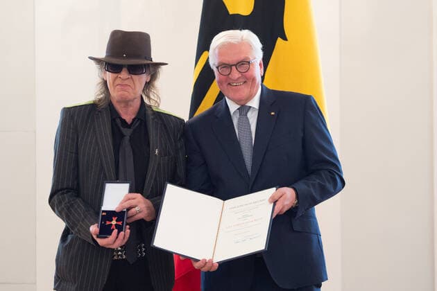 Berlin GER, Berlin, Verleihung des Verdienstordens der Bundesrepublik Deutschland Udo Lindenberg, Verleihung des Verdienstordens der Bundesrepublik Deutschland zum Tag der Deutschen Einheit unter dem Motto - Mut zur Zukunft - Grenzen ueberwinden - durch Bundespraesident Frank Walter Steinmeier, 02.10.2019, *** Berlin GER, Berlin, Award of the Order of Merit of the Federal Republic of Germany Udo Lindenberg, Award of the Order of Merit of the Federal Republic of Germany on the Day of German Unity under the motto Courage to Overcome Future Borders by Federal President Frank Walter Steinmeier, 02 10 2019, Copyright: xEIBNER UwexKochx EP_EER