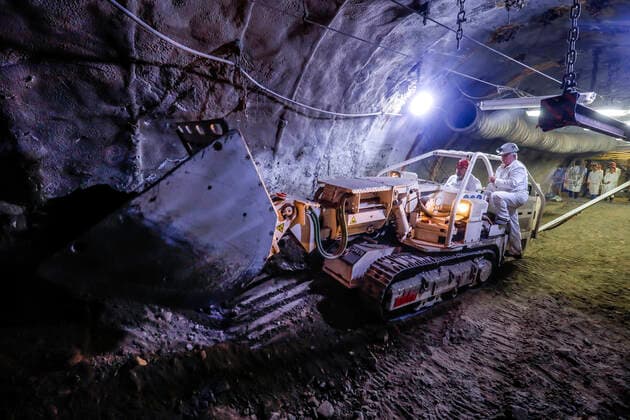 IMAGO Nature: Unsere Erde, Ressourcen, Kohle 01.10.2019, Recklinghausen, Ruhrgebiet, Nordrhein-Westfalen, Deutschland - Steinkohle-Erlebnisbergwerk Recklinghausen, das Trainingsbergwerk Recklinghausen wird das groesste Besucherbergwerk fuer Steinkohle in Deutschland, Fuehrung einer Besuchergruppe, Besucher koennen an Maschinen und Werkzeugen alles selbst ausprobieren, hier am Raupenbagger. Recklinghausen Nordrhein-Westfalen Deutschland *** 01 10 2019, Recklinghausen, Ruhrgebiet, Nordrhein Westfalen, Germany Hard coal experience mine Recklinghausen, the training mine Recklinghausen will be the biggest visitor mine for hard coal in Germany, guidance of a visitor group, visitors can try out everything at machines and tools themselves, here at the crawler excavator Recklinghausen Nordrhein Westfalen Germany