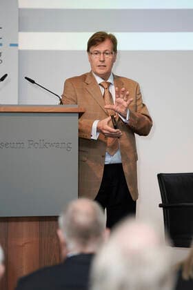Foto: Peter Biesenbach. Am 1. Oktober sprach Peter Biesenbach, Minister der Justiz des Landes Nordrhein-Westfalen, zu dem Thema Mehr als Alexa: Künstliche Intelligenz im Dienst von Justiz und Strafverfolgung. Im Essener Museum Folkwang diskutierte er gemeinsam mit Carla Hustedt, Projektleiterin Ethik der Algorithmen bei der Bertelsmann Stiftung, und Thomas Langkabel, National Technology Officer bei Microsoft Deutschland. Durch den Abend führte Andreas Tyrock, Chefredakteur der Westdeutschen Allgemeinen Zeitung. Essen Folkwang Museum Nordrhein-Westfalen Deutschland
