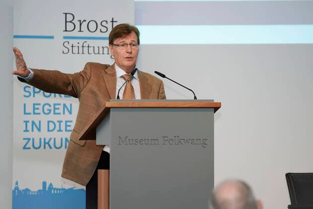 Foto: Peter Biesenbach. Am 1. Oktober sprach Peter Biesenbach, Minister der Justiz des Landes Nordrhein-Westfalen, zu dem Thema Mehr als Alexa: Künstliche Intelligenz im Dienst von Justiz und Strafverfolgung. Im Essener Museum Folkwang diskutierte er gemeinsam mit Carla Hustedt, Projektleiterin Ethik der Algorithmen bei der Bertelsmann Stiftung, und Thomas Langkabel, National Technology Officer bei Microsoft Deutschland. Durch den Abend führte Andreas Tyrock, Chefredakteur der Westdeutschen Allgemeinen Zeitung. Essen Folkwang Museum Nordrhein-Westfalen Deutschland
