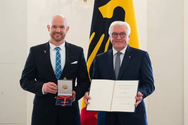 Berlin GER, Berlin, Verleihung des Verdienstordens der Bundesrepublik Deutschland Alexander Gerst - Astro - Alex - Astronaut, Verleihung des Verdienstordens der Bundesrepublik Deutschland zum Tag der Deutschen Einheit unter dem Motto - Mut zur Zukunft - Grenzen ueberwinden - durch Bundespraesident Frank Walter Steinmeier, 02.10.2019, *** Berlin GER, Berlin, Award of the Order of Merit of the Federal Republic of Germany Alexander Gerst Astro Alex Astronaut, Award of the Order of Merit of the Federal Republic of Germany on the Day of German Unity under the motto Courage to overcome borders in the future by German President Frank Walter Steinmeier, 02 10 2019, Copyright: xEIBNER UwexKochx EP_EER