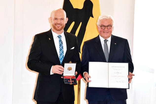 Alexander Gerst und Frank-Walter Steinmeier bei der Verleihung des Bundesverdienstkreuzes im Schloss Bellevue. Berlin, 02.10.2019 *** Alexander Gerst and Frank Walter Steinmeier at the awarding of the Federal Cross of Merit in Bellevue Castle Berlin, 02 10 2019 Foto:xF.xKernx xFuturexImage