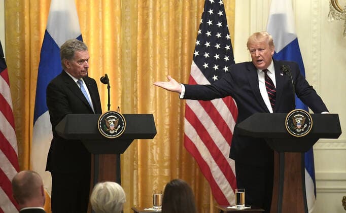 Bilder des Jahres 2019, News 10 Oktober News Themen der Woche KW40 News Bilder des Tages President Donald Trump gestures towards Finland s President Sauli Niinisto during a joint press conference in the East Room of the White House, Wednesday, October 2, 2019, in Washington, DC. The leaders concluded a working lunch during which they discussed security, trade and communications issues.  WAP20191002509 MIKExTHEILER
