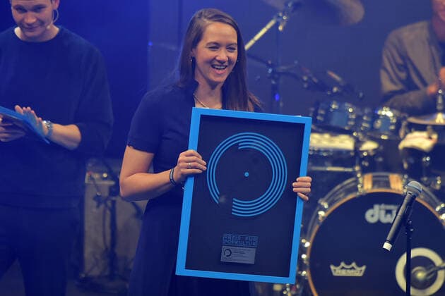Bilder des Jahres 2019, Entertainment 10 Oktober Entertainment Themen der Woche KW40 Entertainment Bilder des Tages Preis für Popkultur 2019 Sophie Hunger, Gewinnerin Lieblingssaengerin ist eine Schweizer Saengerin, Musikerin, Songwriterin und Filmkomponistin, Laudation haelt ihre Freundin Preis fuer Popkultur 2019, Preisverleihung zur Foerderung der Popkultur e.V. im Tempodrom in Berlin am 02.10.2019 *** Prize for Pop Culture 2019 Sophie Hunger, winner of the Pop Culture Award 2019, favourite singer is a Swiss singer, musician, songwriter and film composer, laudation is given by her friend Prize for Pop Culture 2019, award ceremony for the Promotion of Pop Culture e V at the Tempodrom in Berlin on 02 10 2019 photopress müller