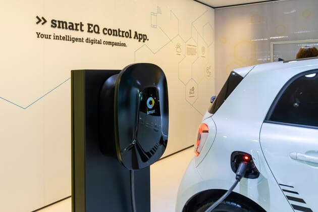 DEU, Deutschland, Hessen, Frankfurt am Main, 11.09.2019: Internationale Automobil-Ausstellung, IAA, Frankfurt am Main. Eine der größten und international bedeutendsten Automobilfachmessen der Welt. Elektrische Ladestation mit einem Smart. *** DEU, Germany, Hesse, Frankfurt am Main, 11 09 2019 International Motor Show, IAA, Frankfurt am Main One of the worlds largest and most important international automotive trade fairs Electric charging station with a Smart