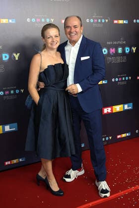 Wolfram Kons mit seiner Ehefrau Alexa bei der Verleihung von Der Deutsche Comedypreis 2019 am 2.10.2019 in Köln Deutscher Comedypreis 2019 in Köln