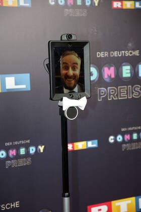 Entertainment Bilder des Tages Jan Böhmermann via Video Chat Kamera bei der Verleihung von Der Deutsche Comedypreis 2019 am 2.10.2019 in Köln Deutscher Comedypreis 2019 in Köln