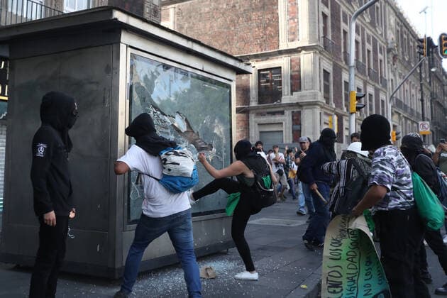 News Bilder des Tages Mexiko, Ausschreitungen begleiten Demonstration in Mexiko-Stadt October 2, 2019: EUM20191002NAC23.JPG.CIUDAD DE MEXICO, ProtestsProtestas-2 de octubre.- Aspectos de los disturbios registrados durante la marcha realizada este 2 de octubre de 2019 en calles del Centro Historico, realizada con motivo de conmemorar la masacre de estudiantes de 1968. Foto: Agencia EL UNIVERSALAFBV. Copyright: xElxUniversalx