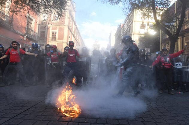 Mexiko, Ausschreitungen begleiten Demonstration in Mexiko-Stadt October 2, 2019: EUM20191002NAC25.JPG.CIUDAD DE MEXICO, ProtestsProtestas-2 de octubre.- Aspectos de integrantes de la Brigada Humanitaria de Paz Marabunta durante los disturbios registrados durante la marcha realizada este 2 de octubre de 2019 en calles del Centro Historico, realizada con motivo de conmemorar la masacre de estudiantes de 1968. Foto: Agencia EL UNIVERSALAFBV Copyright: xElxUniversalx