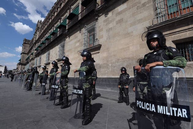 Mexiko, Ausschreitungen begleiten Demonstration in Mexiko-Stadt October 2, 2019: EUM20191002NAC30.JPG.CIUDAD DE MEXICO, ProtestsProtestas-2 de octubre.- Aspectos de elementos de seguridad durante la marcha realizada este 2 de octubre de 2019 en calles del Centro Historico, realizada con motivo de conmemorar la masacre de estudiantes de 1968. Foto: Agencia EL UNIVERSALAFBV Copyright: xElxUniversalx