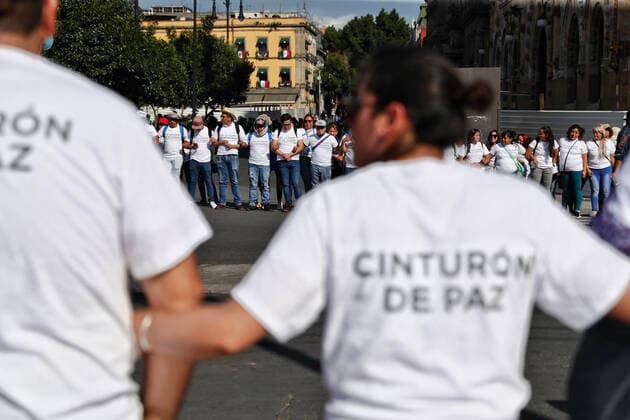 Mexiko, Ausschreitungen begleiten Demonstration in Mexiko-Stadt October 2, 2019: EUM20191002NAC32.JPG .CIUDAD DE MEXICO, ProtestsProtestas-2 de octubre.- Aspectos del llamado cinturon de paz formado por funcionarios del gobierno de la Ciudad de Mexico, realizado con el objetivo de prevenir desmanes en la marcha realizada este 2 de octubre de 2019 en calles del Centro Historico, realizada con motivo de conmemorar la masacre de estudiantes de 1968. Foto: Agencia EL UNIVERSALDiego Simon SanchezAFBV Copyright: xElxUniversalx