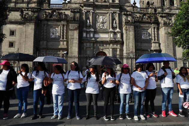 Mexiko, Ausschreitungen begleiten Demonstration in Mexiko-Stadt October 2, 2019: EUM20191002NAC31.JPG .CIUDAD DE MEXICO, ProtestsProtestas-2 de octubre.- Aspectos del llamado cinturon de paz formado por funcionarios del gobierno de la Ciudad de Mexico, realizado con el objetivo de prevenir desmanes en la marcha realizada este 2 de octubre de 2019 en calles del Centro Historico, realizada con motivo de conmemorar la masacre de estudiantes de 1968. Foto: Agencia EL UNIVERSALDiego Simon SanchezAFBV Copyright: xElxUniversalx