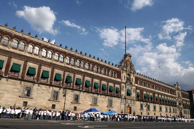 Mexiko, Ausschreitungen begleiten Demonstration in Mexiko-Stadt October 2, 2019: EUM20191002NAC33.JPG .CIUDAD DE MEXICO, ProtestsProtestas-2 de octubre.- Aspectos del llamado cinturon de paz formado por funcionarios del gobierno de la Ciudad de Mexico, realizado con el objetivo de prevenir desmanes en la marcha realizada este 2 de octubre de 2019 en calles del Centro Historico, realizada con motivo de conmemorar la masacre de estudiantes de 1968. Foto: Agencia EL UNIVERSALDiego Simon SanchezAFBV Copyright: xElxUniversalx