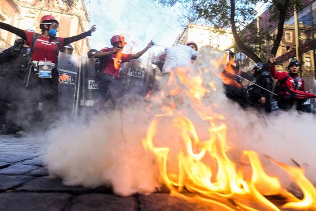 Mexiko, Ausschreitungen begleiten Demonstration in Mexiko-Stadt October 2, 2019: EUM20191002NAC40.JPG.CIUDAD DE MEXICO, ProtestsProtestas-2 de octubre.- Aspectos de los disturbios generados durante la marcha realizada este 2 de octubre de 2019 en calles del Centro Historico, realizada con motivo de conmemorar la masacre de estudiantes de 1968. Foto: Agencia EL UNIVERSALDiego Simon SanchezAFBV Copyright: xElxUniversalx