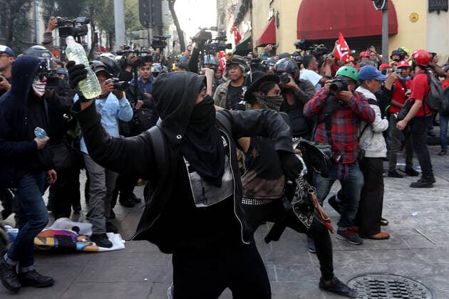 Mexiko, Ausschreitungen begleiten Demonstration in Mexiko-Stadt October 2, 2019: EUM20191002NAC46.JPG .CIUDAD DE MEXICO, ProtestsProtestas-2 de octubre.- Aspectos de los disturbios generados durante la marcha realizada este 2 de octubre de 2019 en calles del Centro Historico, realizada con motivo de conmemorar la masacre de estudiantes de 1968. Foto: Agencia EL UNIVERSALDiego Simon SanchezAFBV. Copyright: xElxUniversalx