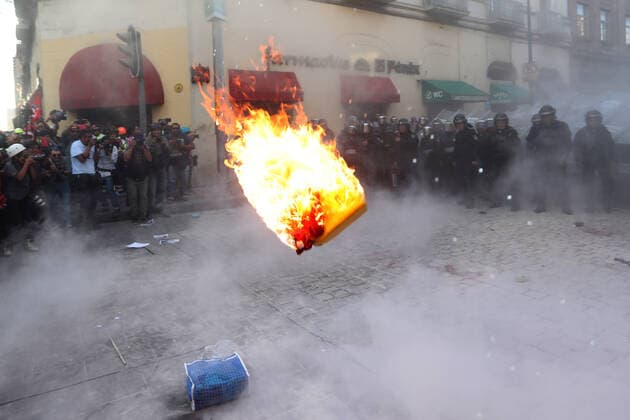 Mexiko, Ausschreitungen begleiten Demonstration in Mexiko-Stadt October 2, 2019: EUM20191002NAC50.JPG .CIUDAD DE MEXICO, ProtestsProtestas-2 de octubre.- Aspectos de los disturbios generados durante la marcha realizada este 2 de octubre de 2019 en calles del Centro Historico, realizada con motivo de conmemorar la masacre de estudiantes de 1968. Foto: Agencia EL UNIVERSALDiego Simon SanchezAFBV Copyright: xElxUniversalx