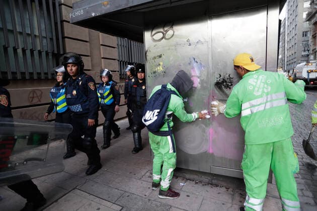 Mexiko, Ausschreitungen begleiten Demonstration in Mexiko-Stadt October 2, 2019: EUM20191002NAC49.JPG .CIUDAD DE MEXICO, ProtestsProtestas-2 de octubre.- Aspectos de los disturbios generados durante la marcha realizada este 2 de octubre de 2019 en calles del Centro Historico, realizada con motivo de conmemorar la masacre de estudiantes de 1968. Foto: Agencia EL UNIVERSALDiego Simon SanchezAFBV Copyright: xElxUniversalx