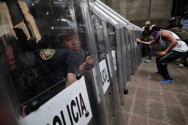 News Bilder des Tages Mexiko, Ausschreitungen begleiten Demonstration in Mexiko-Stadt October 2, 2019: EUM20191002NAC56.JPG .CIUDAD DE MEXICO, ProtestsProtestas-2 de octubre.- Aspectos de los disturbios generados durante la marcha realizada este 2 de octubre de 2019 en calles del Centro Historico, realizada con motivo de conmemorar la masacre de estudiantes de 1968. Foto: Agencia EL UNIVERSALIvan StephensAFBV Copyright: xElxUniversalx