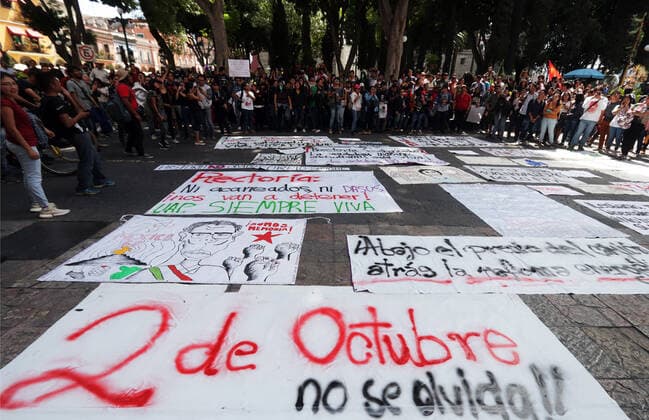 Mexiko, Ausschreitungen begleiten Demonstration in Mexiko-Stadt October 2, 2019: EUM20191002NAC68.JPG .PUEBLA, Pue., Protests Protestas-2 de octubre.- Marcha realizada en la capital poblana este 2 de octubre de 2019, realizada con motivo de conmemorar el aniversario 51 del asesinato de estudiantes en 1968; en el evento se realizaron pintas a las instalaciones de la Fiscalia General del Estado asi como al Congreso del Estado. Foto: Agencia EL UNIVERSAL AFBV Copyright: xOmarcontrerasx