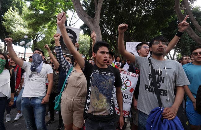 Mexiko, Ausschreitungen begleiten Demonstration in Mexiko-Stadt October 2, 2019: EUM20191002NAC66.JPG .PUEBLA, Pue., Protests Protestas-2 de octubre.- Marcha realizada en la capital poblana este 2 de octubre de 2019, realizada con motivo de conmemorar el aniversario 51 del asesinato de estudiantes en 1968; en el evento se realizaron pintas a las instalaciones de la Fiscalia General del Estado asi como al Congreso del Estado. Foto: Agencia EL UNIVERSAL AFBV Copyright: xOmarcontrerasx