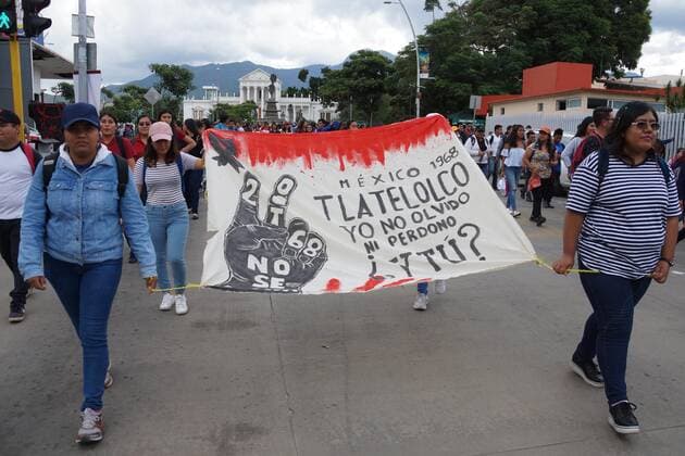 Mexiko, Demonstranten erinnern an das Massaker von Tlatelolco October 2, 2019: EUM20191002NAC72.JPG .OAXACA, Oax., Protests Protestas-2 de octubre.- Tanto normalistas como maestros marcharon este 2 de octubre de 2019 en la capital oaxaquena para conmemorar el aniversario 51 de la matanza de estudiantes sucedida en Tlatelolco en 1968. Un grupo reducido realizo distintas pintas a su paso. Foto: Agencia EL UNIVERSAL AFBV. Copyright: xEdwinxHernandezx