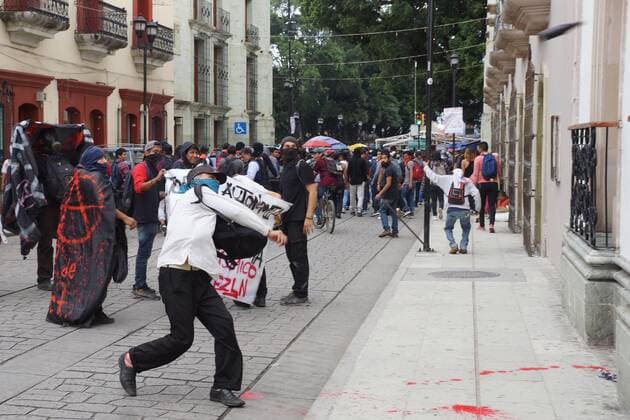 Mexiko, Demonstranten erinnern an das Massaker von Tlatelolco October 2, 2019: EUM20191002NAC71.JPG .OAXACA, Oax., Protests Protestas-2 de octubre.- Tanto normalistas como maestros marcharon este 2 de octubre de 2019 en la capital oaxaquena para conmemorar el aniversario 51 de la matanza de estudiantes sucedida en Tlatelolco en 1968. Un grupo reducido realizo distintas pintas a su paso. Foto: Agencia EL UNIVERSAL AFBV. Copyright: xEdwinxHernandezx