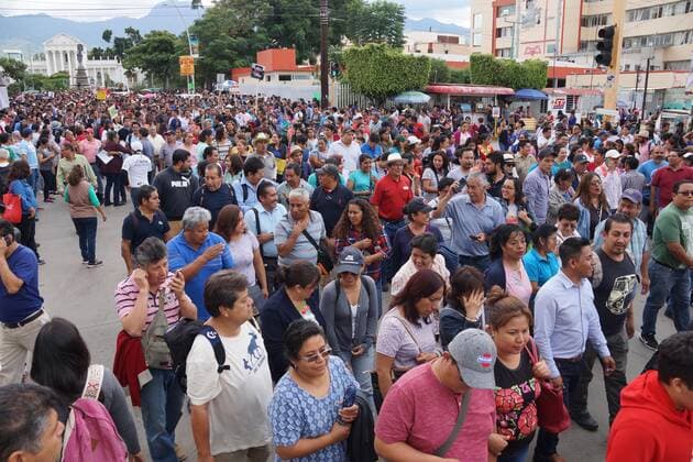 Mexiko, Demonstranten erinnern an das Massaker von Tlatelolco October 2, 2019: EUM20191002NAC70.JPG .OAXACA, Oax., Protests Protestas-2 de octubre.- Tanto normalistas como maestros marcharon este 2 de octubre de 2019 en la capital oaxaquena para conmemorar el aniversario 51 de la matanza de estudiantes sucedida en Tlatelolco en 1968. Un grupo reducido realizo distintas pintas a su paso. Foto: Agencia EL UNIVERSAL AFBV. Copyright: xEdwinxHernandezx