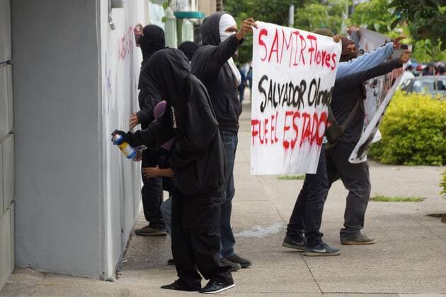 Mexiko, Demonstranten erinnern an das Massaker von Tlatelolco October 2, 2019: EUM20191002NAC73.JPG .OAXACA, Oax., Protests Protestas-2 de octubre.- Tanto normalistas como maestros marcharon este 2 de octubre de 2019 en la capital oaxaquena para conmemorar el aniversario 51 de la matanza de estudiantes sucedida en Tlatelolco en 1968. Un grupo reducido realizo distintas pintas a su paso. Foto: Agencia EL UNIVERSAL AFBV. Copyright: xEdwinxHernandezx