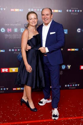 Wolfram Kons mit Ehefrau Alexa Apermann bei der Verleihung des 23. Deutschen Comedypreises 2019 im Studio in Köln Mühlheim. Köln, 02.10.2019