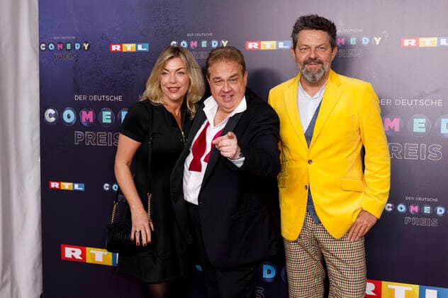 Oliver Kalkofe mit Ehefrau Connie Frielinghaus und Kai Blasberg bei der Verleihung des 23. Deutschen Comedypreises 2019 im Studio in Köln Mühlheim. Köln, 02.10.2019