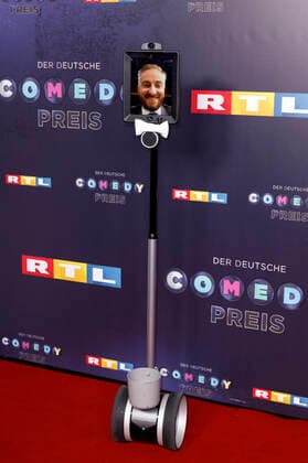 Jan Böhmermann via Video Chat Kamera bei der Verleihung des 23. Deutschen Comedypreises 2019 im Studio in Köln Mühlheim. Köln, 02.10.2019