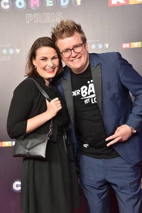 Comedian Thorsten Baer und Begleitung kommt am 02.10.2019 in Köln zur Verleihung des 20. Deutschen Comedypreis 2019, er wird jährlich an Komiker, für Comedy-Shows und Moderationen verliehen.