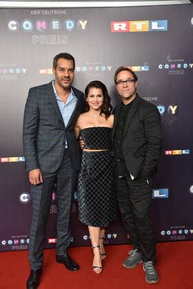 nicht erkannt, l-r, Cristina do Rego und Jan Josef Liefers kommt am 02.10.2019 in Köln zur Verleihung des 20. Deutschen Comedypreis 2019, er wird jährlich an Komiker, für Comedy-Shows und Moderationen verliehen.
