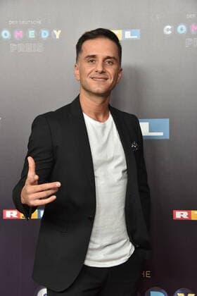 Comedian Özcan Cosar kommt am 02.10.2019 in Köln zur Verleihung des 20. Deutschen Comedypreis 2019, er wird jährlich an Komiker, für Comedy-Shows und Moderationen verliehen.