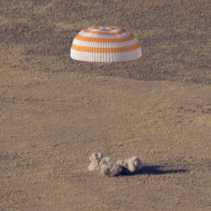 Bilder des Jahres 2019, News 10 Oktober News Themen der Woche KW40 News Bilder des Tages October 3, 2019, Zhezkazgan, Kazakhstan: Zhezkazgan: The Russian Soyuz MS-12 spacecraft descends to land with Expedition 60 crew members Nick Hague of NASA and Alexey Ovchinin of Roscosmos, along with visiting astronaut Hazzaa Ali Almansoori of the United Arab Emirates October 3, 2019 in a remote area near the town of Zhezkazgan, Kazakhstan. Hague and Ovchinin are returning after 203 days in space where they served as members of the Expedition 59 and 60 crews onboard the International Space Station. Almansoori logged 8 days in space during his first flight as an astronaut. Zhezkazgan Kazakhstan - ZUMAp138 20191003_zaa_p138_002 Copyright: xBillxIngallsx