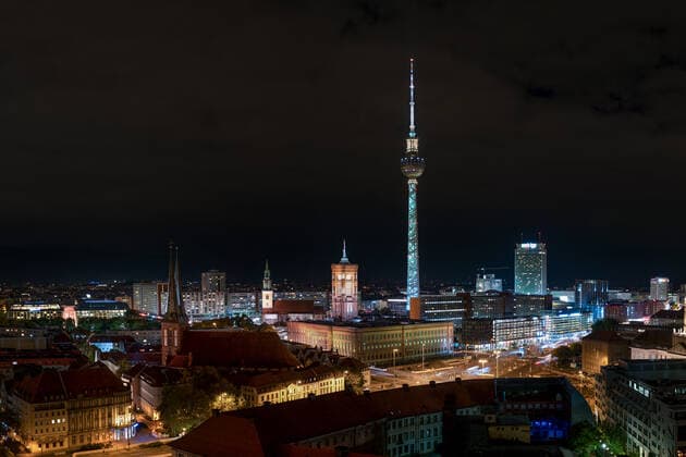 Bilder des Jahres 2019, News 10 Oktober News Themen der Woche KW40 News Bilder des Tages 50 Jahre Jubilaeum - Berliner Fernsehturm mit Beleuchtung und Projektion. Panorama von Berlin-Mitte. 03.10.2019, Berlin, GER - 50 Jahre Jubilaeum - Berliner Fernsehturm mit Beleuchtung und Projektion. Panorama von Berlin-Mitte., Berlin Berlin Deutschland 50 Jahre Fernsehturm *** 50 years anniversary Berlin television tower with lighting and projection Panorama of Berlin Mitte 03 10 2019, Berlin, GER 50 years anniversary Berlin television tower with lighting and projection Panorama of Berlin Mitte , Berlin Berlin Germany 50 years television tower