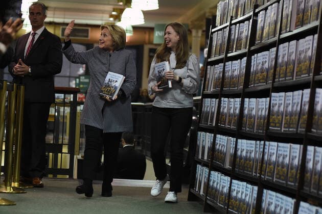 Bilder des Jahres 2019, Entertainment 10 Oktober Entertainment Themen der Woche KW40 Entertainment Bilder des Tages October 3, 2019, New York, NY, USA: October 3, 2019 New York City..Hillary Clinton and Chelsea Clinton sign copies of The Book of Gutsy Women on October 3, 2019 in New York City. New York USA  - ZUMAny1_ 20191003_zaf_ny1_031 Copyright: xKristinxCallahanx