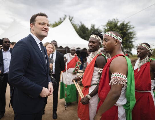Bilder des Jahres 2019, News 10 Oktober News Themen der Woche KW40 News Bilder des Tages Bundesgesundheitsminister Jens Spahn (CDU) trifft Trommler aus Burundi im Gemeindezentrum Maison Shalom in Kigali am 03.10.2019 Kigali Ruanda *** Federal Health Minister Jens Spahn CDU meets drummer from Burundi in the community centre Maison Shalom in Kigali on 03 10 2019 Kigali Rwanda Copyright: xXanderxHeinl photothek.netx